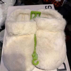 CROCS White classic cozzzy luxe Slippers